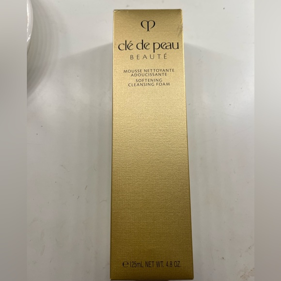 cle de peau Other - An antioxidant-rich foaming face wash